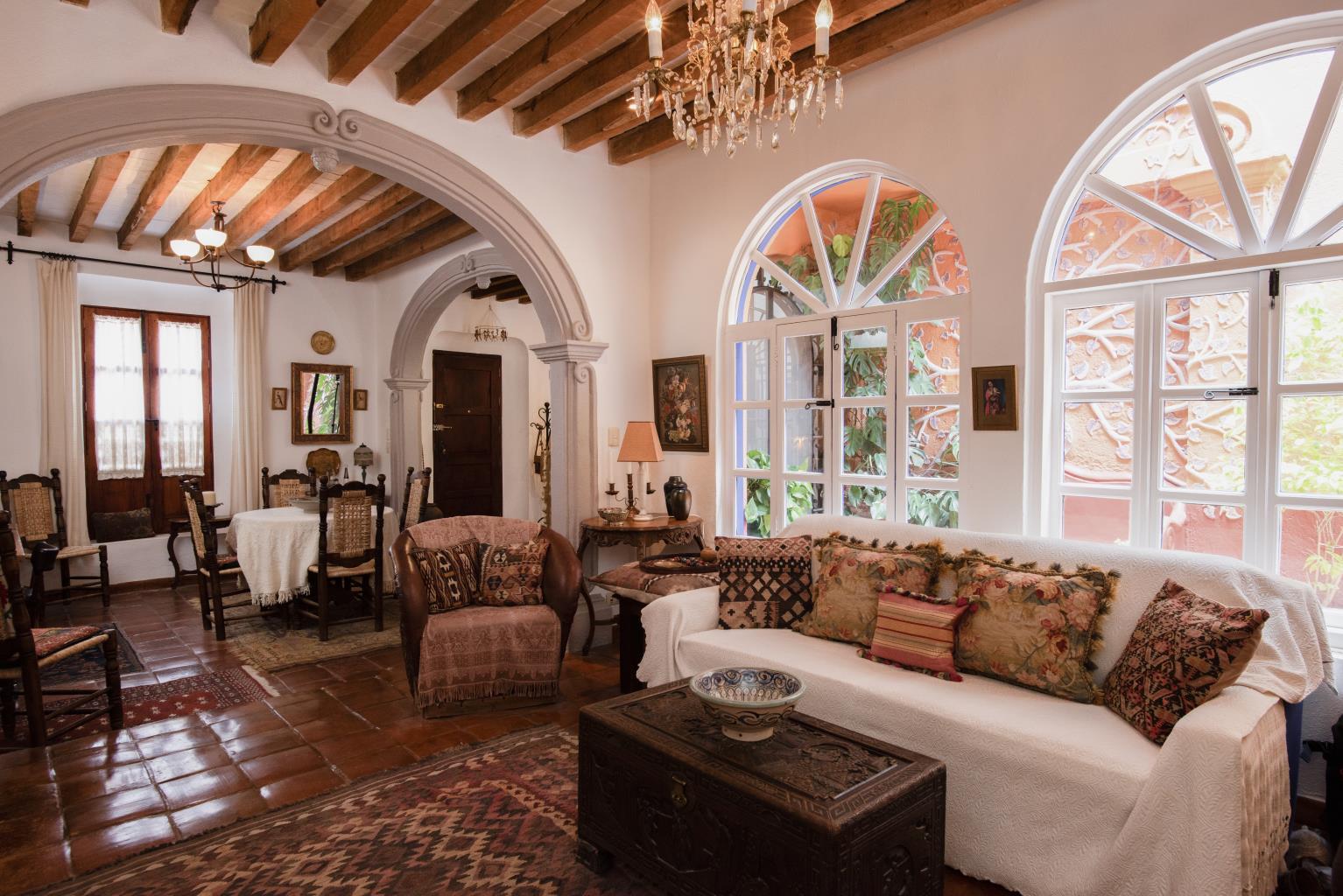 Agave Real Estate San Miguel de Allende - Beautiful interior chandelier home