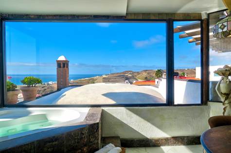 Jacuzzi bathtub-for-two overlooking the ocean