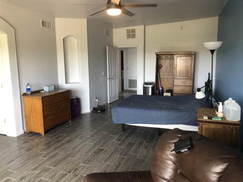 Large Master BR w/sitting area
