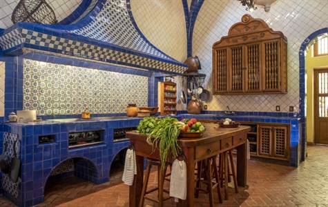 Traditional hacienda style kitchen with tiled ceiling