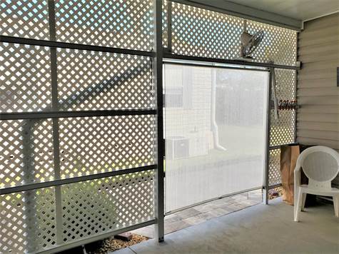 RETRACTABLE SOLAR BLIND FOR PRIVACY OR FO R THE GOLF CART