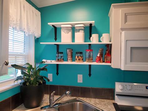 SUPER CUTE SHELVES IN THE KITCHEN
