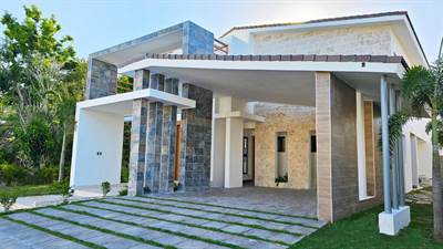 Stunning 4BR Villa with Modern Design and Ideal East-Facing Location