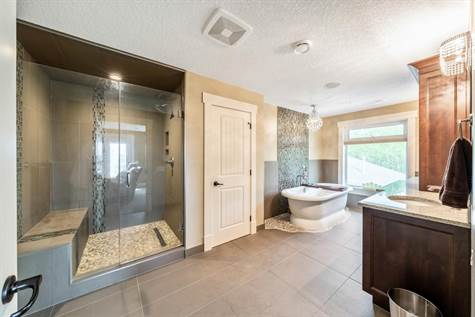 Master Ensuite - large shower with bench