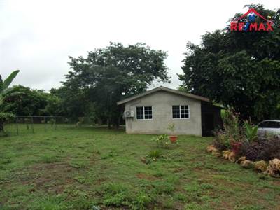 #2078 – HOUSE + 0.4 ACRE IN A GOOD LOCATION CLOSE TO BELMOPAN.