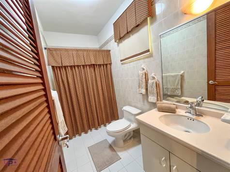             guest private bathroom