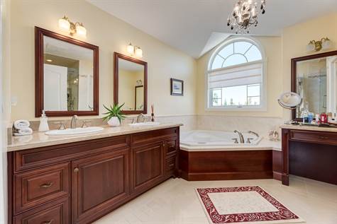This is luxurious 5-piece en-suite bathroom.