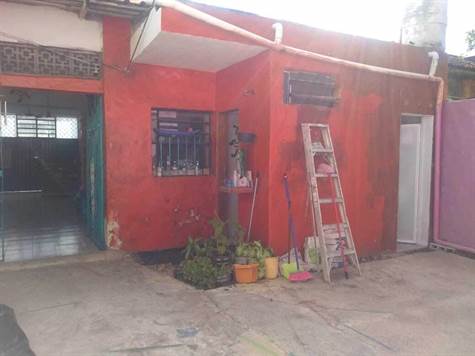 Colonial house for sale in downtown Merida for remodeling