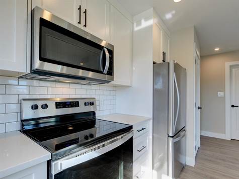 FULL SIZE STAINLESS STEEL APPLIANCES IN SUITE