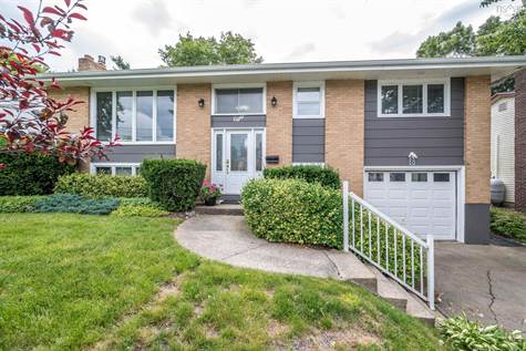 Location is key and this wonderful home in the family friendly neighbourhood of Woodlawn has everything you are looking for: shopping, a beach, great schools, walkability, transit, a library, a community garden and a long list of amenities