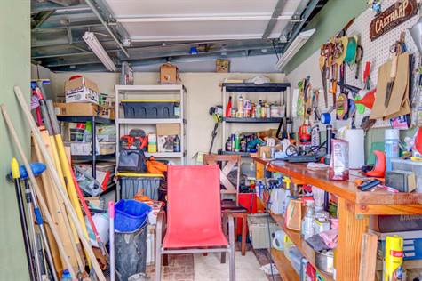 Side toolroom with garage door