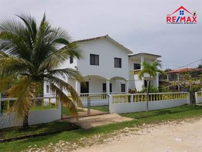 (#2094) – A 6 BEDROOM HOUSE LOCATED CLOSE TO BELIZE CITY.