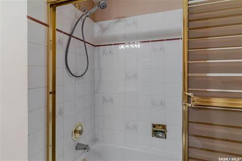 Main bathroom tub/shower