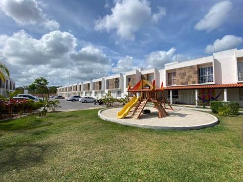 SPACIOUS family HOUSE for sale in PLAYA DEL CARMEN PLAYGROUND
