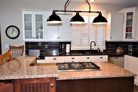 granite counter tops on the island 