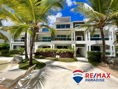 Gorgeous 3 bedroom Penthouse in Exclusive Residence- Walk to the beach!