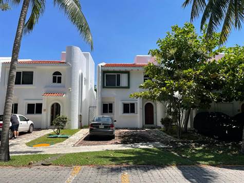 Villa Mayamar 3 bedroom house for sale in Playacar II