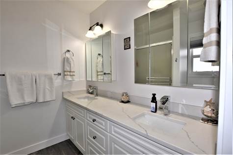 en-suite -new sink faucet & quartz countertop 