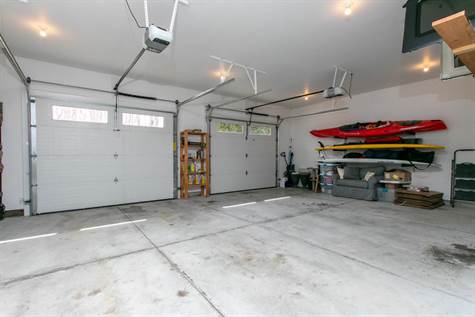 attached 2+ car garage 