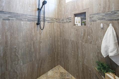 Beautiful Tile Shower w/ Bench