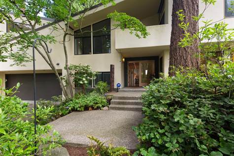 Home For Sale In Beaux Arts Village Bellevue Washington 1 599 000