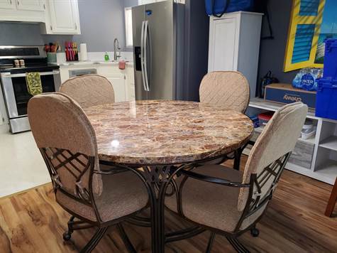 LOVELY TABLE  WITH 4 CHAIRS ARE INCLUDED