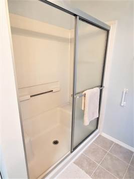 STEP-IN SHOWER WITH 2 BENCHES