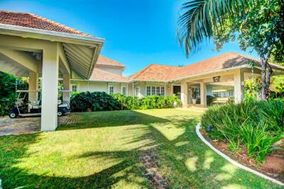 Colonial Luxury Golf View Villa 5BR in Tortuga