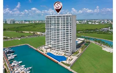 Marina front condominium with golf course views and nature reserve in Puerto Cancún.