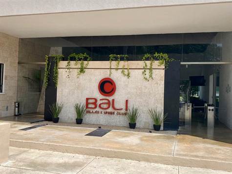 Bali Residencial: Spacious Three-Storey Home for Sale in Playa del Carmen