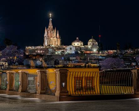 night view of the Parroquia