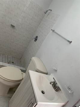 Bathroom 2 (2)