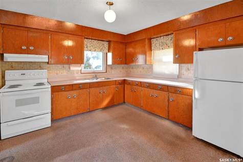 Ample kitchen cabinets