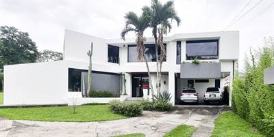 Contemporary House Villa Garcia in San Rafael, Escazú