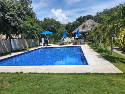House for sale Playa del Carmen Swimming pool of the garden