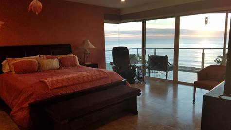  Huge master bedroom with gorgeous ocean view!