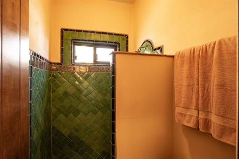 Talavera tiled bath shared between two bedrooms