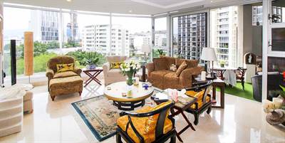 Breathtaking large upscale apartment with view 