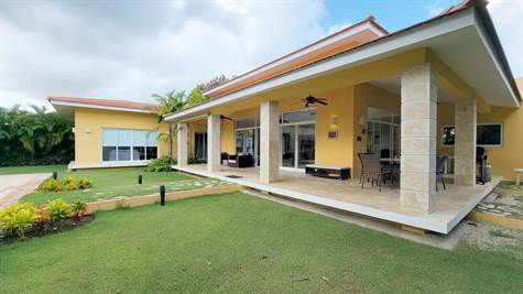 4 Bedroom Villa For Sale in Cocotal 2