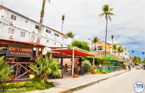 Los Corales beach-town restaurants & shops