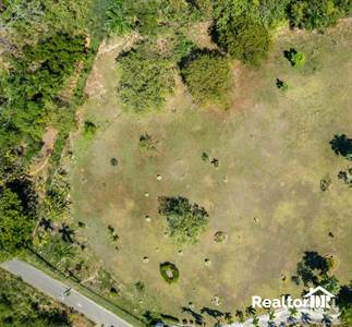 “Beautiful Land Parcel in Lush Green Area – Ideal for Development”
