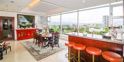 Breathtaking large upscale apartment with view 