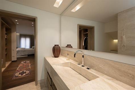 Master bedrooms en-suite bathroom
