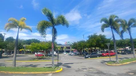 Auto Mercado shopping center