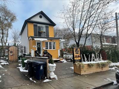 2-BEDROOM DETACHED HOUSE IN LESLIEVILLE Downtown  Toronto !