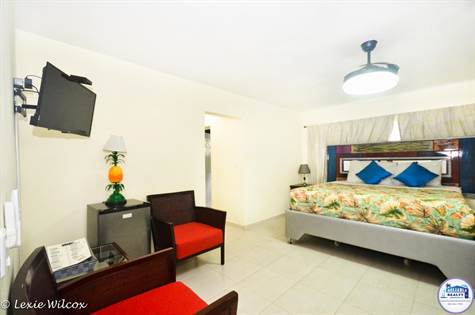 Deluxe Room with Queen Bed sitting area