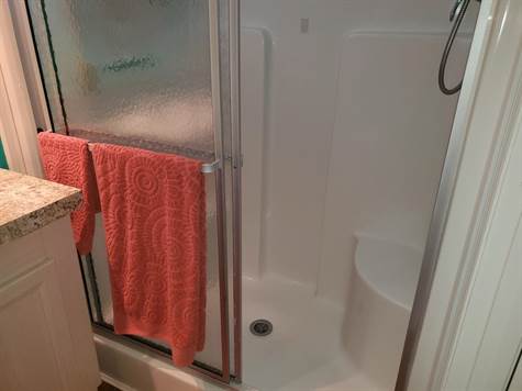 STEP-IN SHOWER WITH 2 SEATS