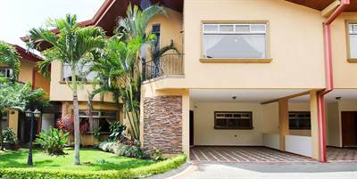 Colonial 3 bedroom Townhouse Near Multiplaza