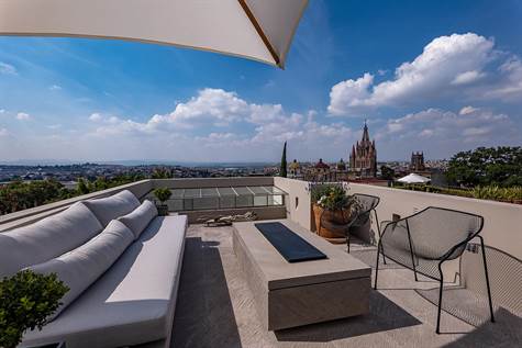 Rooftop terrace with view of Parroquia