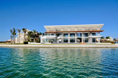Island Paradise: Stunning Waterfront 5-Bedroom Villa in Cap Cana Marina